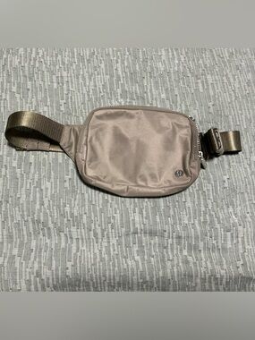 lululemon athletica Men's Taupe/Natural Belt Bag